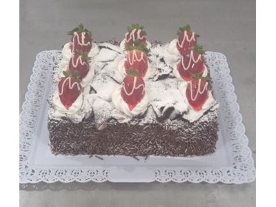 BOLO FLORESTA NEGRA MORANGO E NOZES