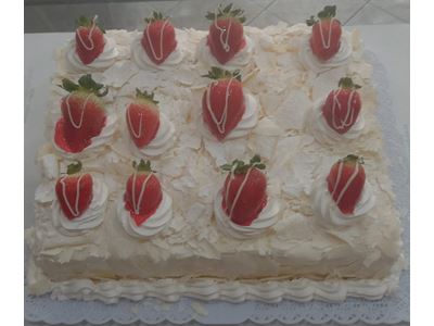 BOLO FLORESTA BRANCA COM CEREJA E ABACAXI