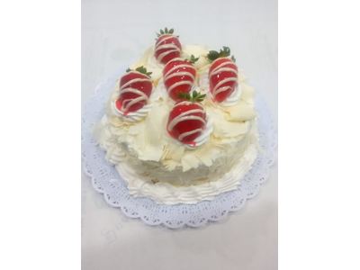 BOLO FLORESTA BRANCA COM CEREJA E MORANGO