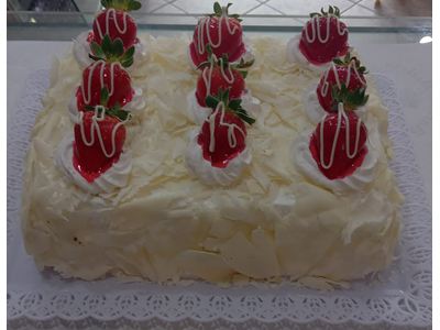 AA BOLO FLORESTA BRANCA COM MORANGO E CEREJA