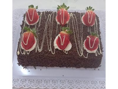 BOLO BRIGADEIRO COM MORANGO