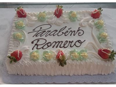 BOLO MASSA FOLHADA COBERTO CHANTILY