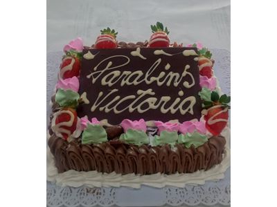 BOLO DE MOUSSE COM RECHEIO ABACAXI