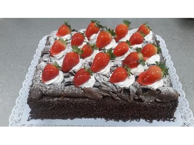 BOLO MOUSSE COM RECHEIO ABACAXI E MORANGO 